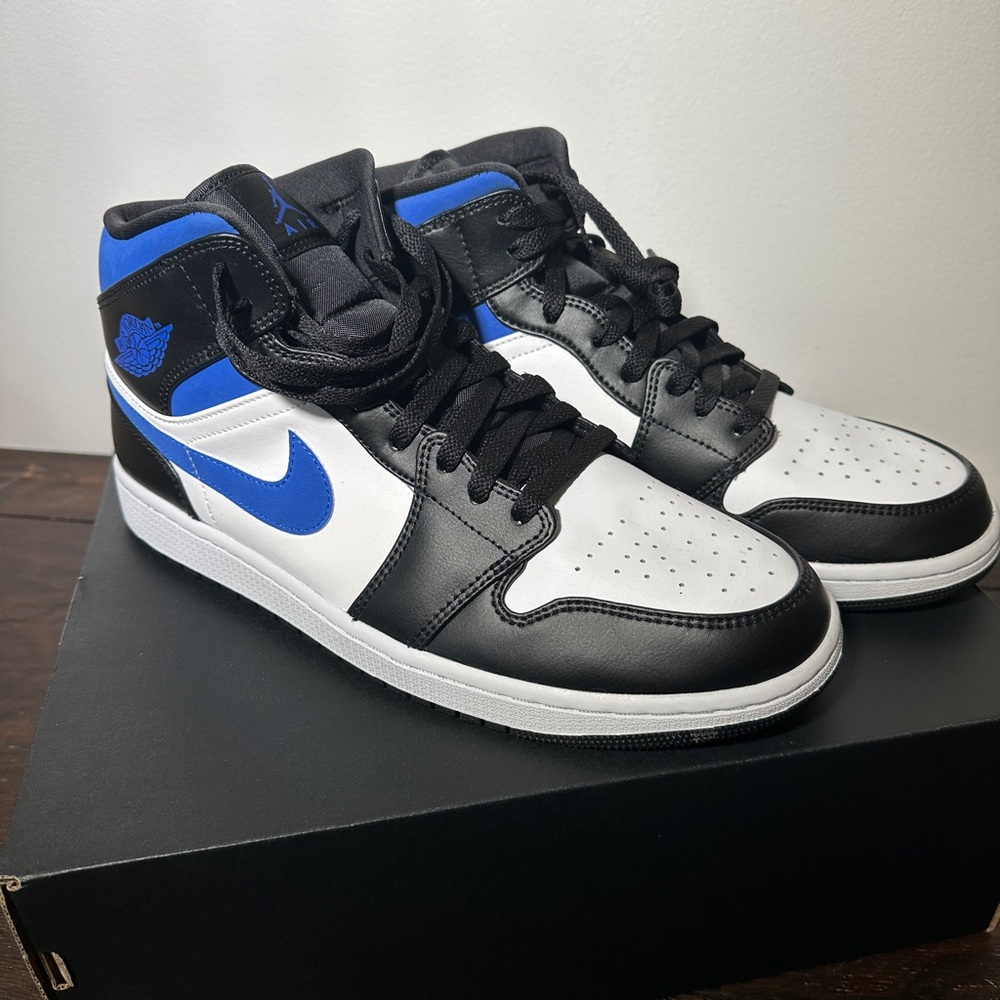 Nike Air Jordan 1 mid. White/Racer Blue Black
Never worn. New in box.
Size 12